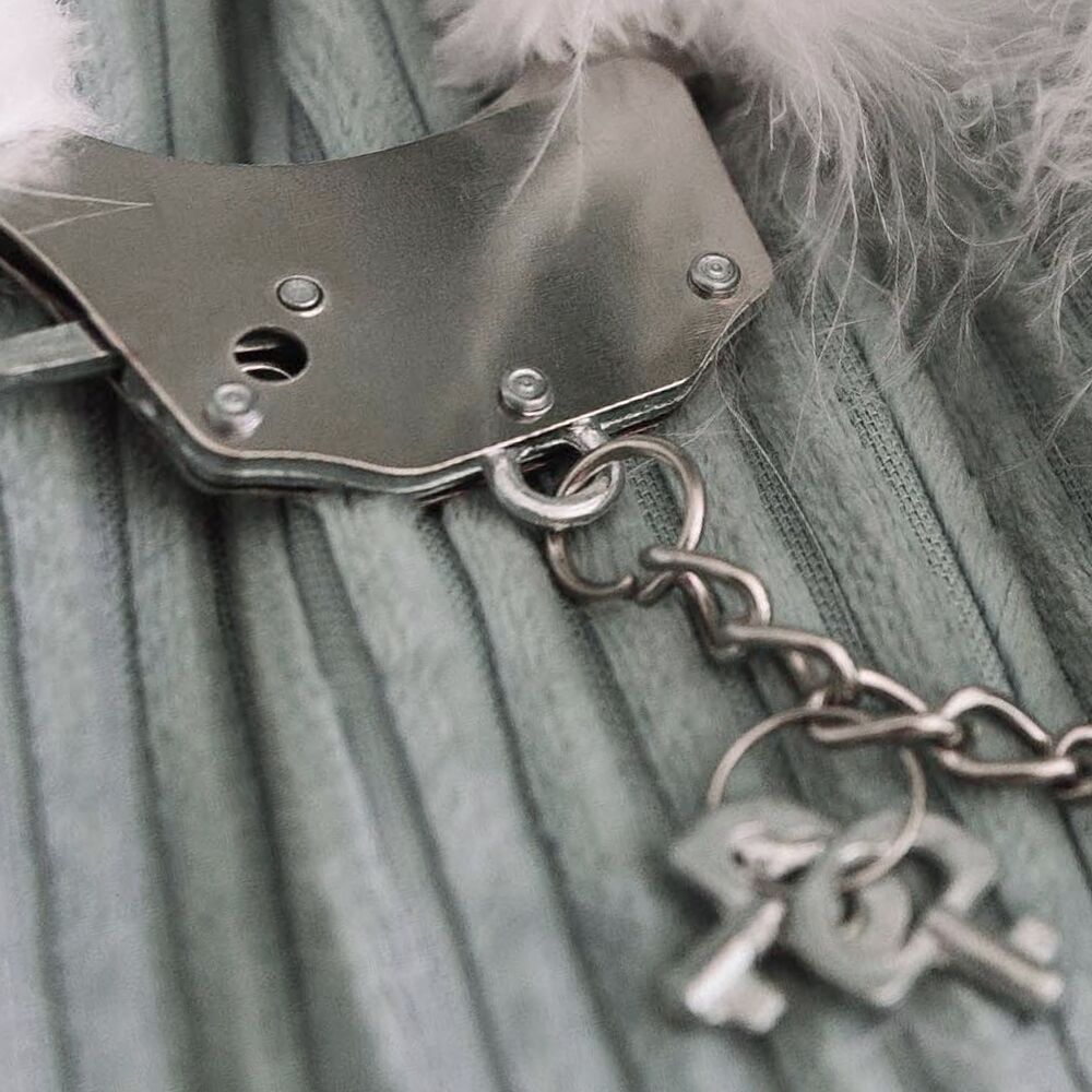 Наручники металлические Adrien Lastic Handcuffs White с белой пушистой отделкой - Зображення 2
